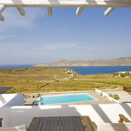 Yakinthos Aparthotel 4*